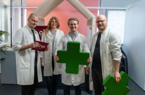 aina Apteekkiklinikan lääkärit rivissä, mukana apteekki-rekvisiittaa